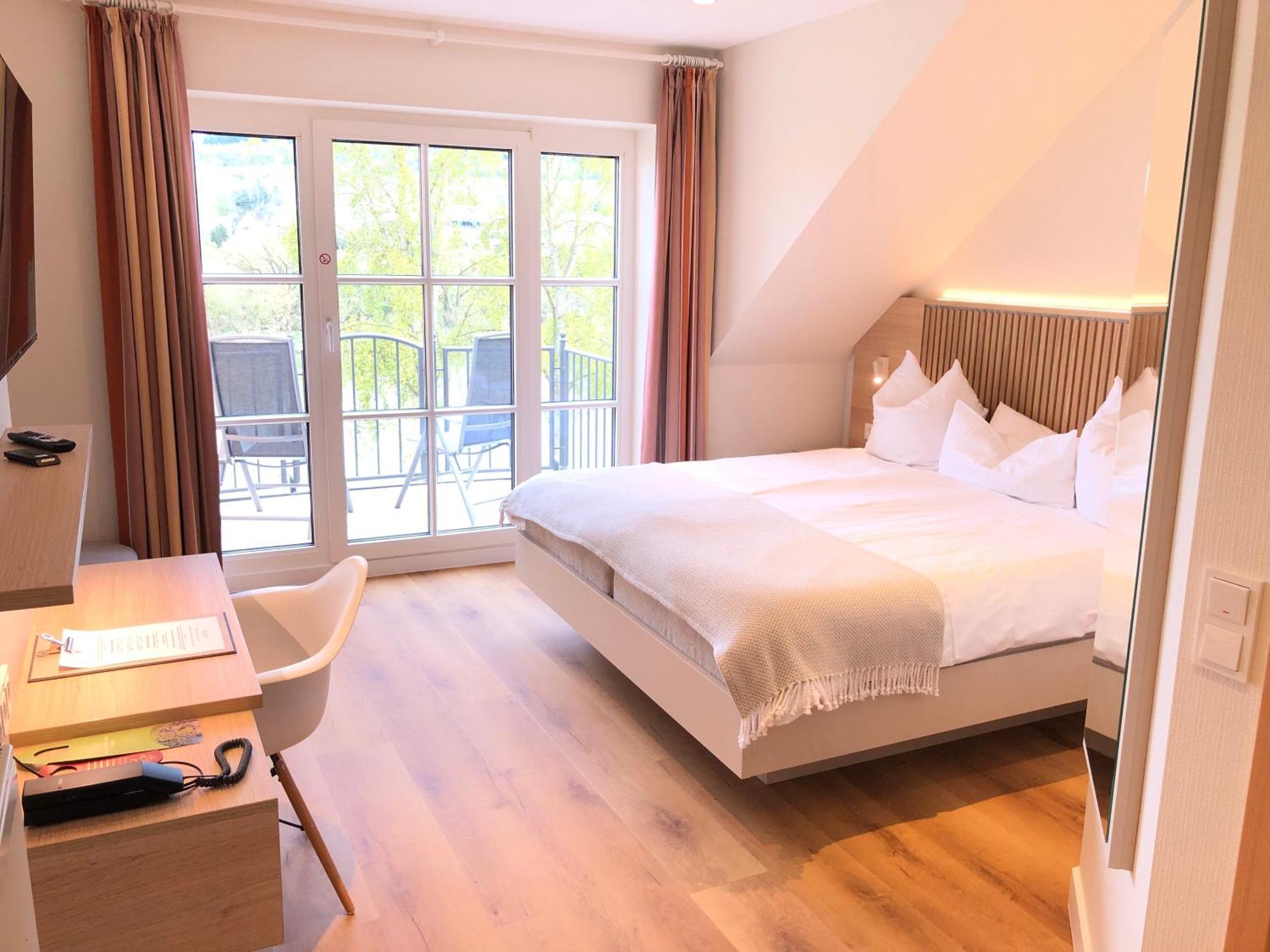 Hotel Zur Traube Ürzig Extérieur photo